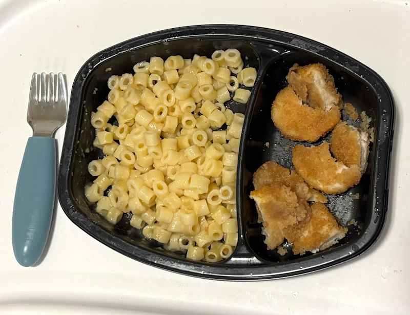 Kidfresh chicken nagget obrok zagrijan na radnoj površini.