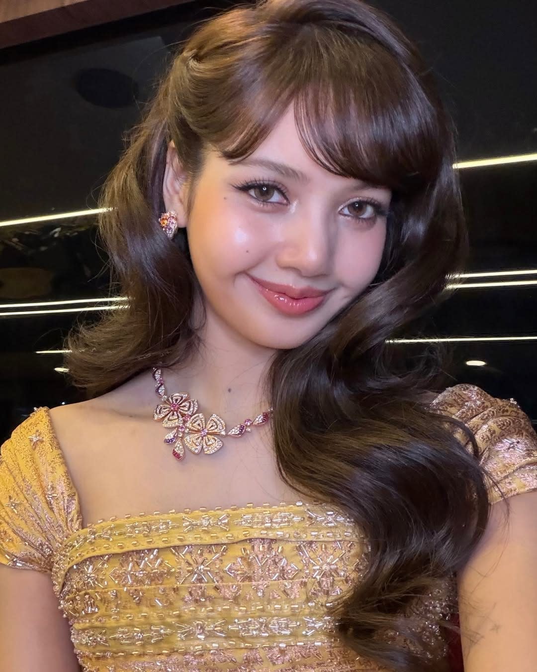 pojedinac odjeven u tradicionalno ruho s nakitom