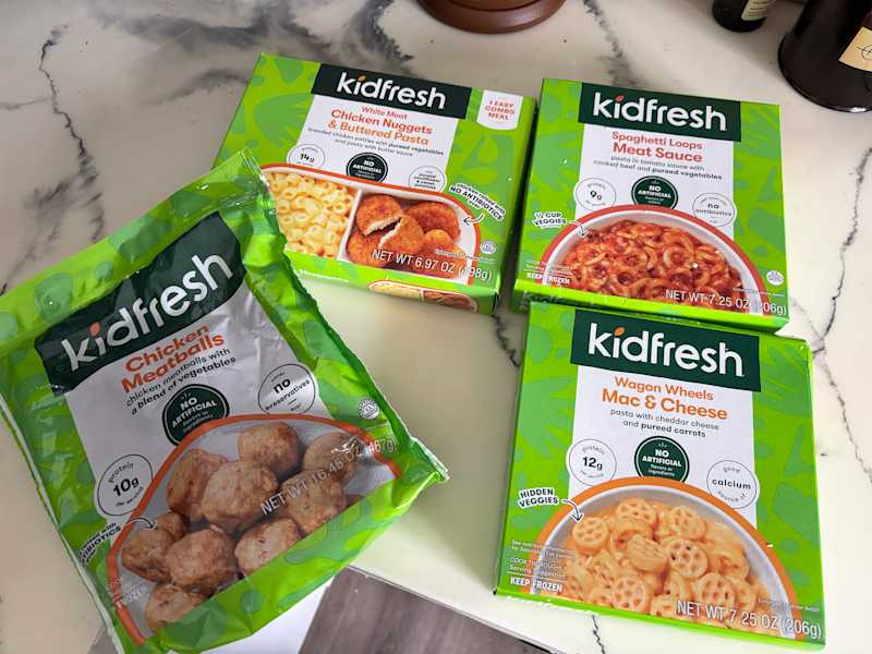 Svježi obroci za djecu na radnoj površini.