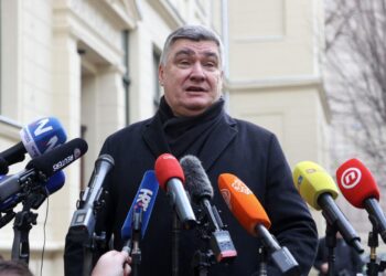 Hrvatski predsjednik, skeptičan prema pomoći Ukrajini, osvaja drugi mandat u klizištu