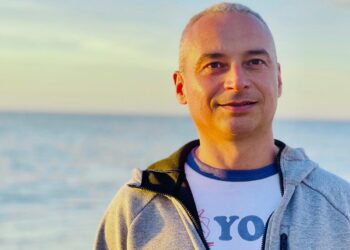 2025: Izvanredni profesor Nikolay Anguelov dobiva 1,1 milijuna dolara za istraživanje održive mode i protivljenje zelenom pranju u tekstilnoj industriji.