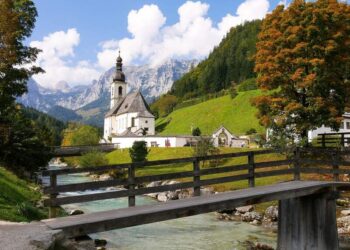 Istražite Čile, Španjolsku, Grčku, Italiju, Njemačku, Austriju, Francusku, Hrvatsku, Sloveniju, Škotsku, Irsku, Portugal i Novu Englesku kroz gurmanska putovanja s Olde Ipswich Tours 2025. godine.