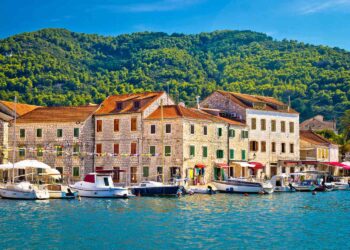 Kako posjetiti Hvar, Hrvatska — podvodne vinarije, najbistro je more za kupanje u Europi i bioluminiscentne špilje