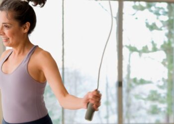 Ne možete se posvetiti trčanju ili odlasku u teretanu? Isprobajte ovaj 10-minutni trening skakanja za sagorijevanje kalorija i poboljšanje kardio izdržljivosti ove zime!