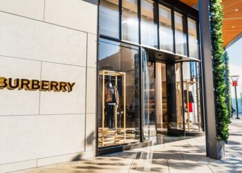 U britanskom Burberryju, maloprodajni prihod u trećem kvartalu FY25 smanjuje se za 7% na 689,7 milijuna.