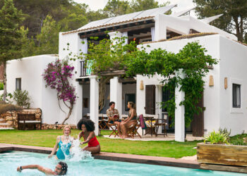 SAD, Francuska, Italija, Španjolska, Njemačka, Velika Britanija, Poljska, Brazil, Grčka i Hrvatska blistaju: Booking.com prepoznaje 1,71 milijuna partnera s nagradama za Putnike 2025. godine za izvanredno gostoprimstvo