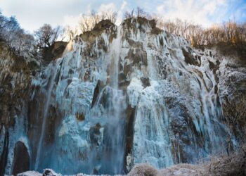 Smrznuti slapovi u Plitvičkim jezerima, Hrvatska 2025.