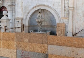 Počela obnova Male Onofrijeve fontane u Dubrovniku: Konzervatorski radovi na očuvanju kulturne baštine trajat će šezdeset dana