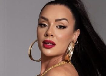 Juliana Salimeni pokazuje dvodijelnu opremu za vježbanje u Gym Paradiseu