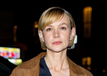 Carey Mulligan nosila je kaput bogatog izgleda prema trendovima 2025. godine za RN.