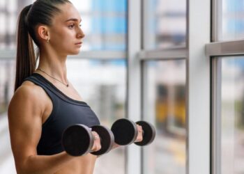 Zaboravite na teretanu – ovaj 10-moto trening s bučicama izgradit će vam mišiće leđa i bicepsa.