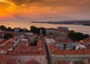 Skriveni dragulj obalnog grada s ‘najboljim zalaskom sunca na svijetu’ udaljen je samo kratki let od Velike Britanije.