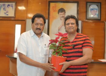 Mani Sharma daruje krv u Chiranjeevi banci krvi