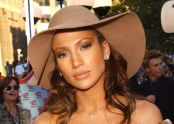 Y2K mini šorts i bedra čizme: Jennifer Lopez je hit za 2025. godinu