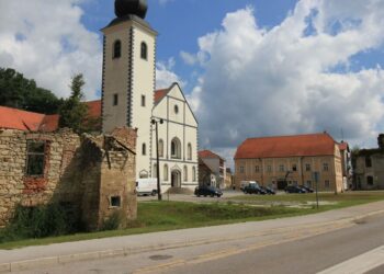 Opuštene lokalne trepavice u EU dok promatraju ljude koji napuštaju grad duhova | Svijet | Vijesti