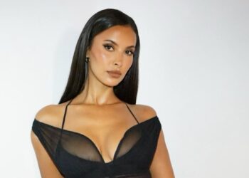 Maya Jama u niskoj crnoj koži i mrežastoj odjeći