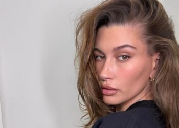 Hailey Bieber je savršeni sportski dodir u patchwork kožnoj jakni.