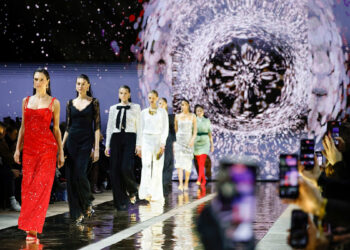 Marc Cain AW25: Leopard iz 70-ih, crvene akcenti i draguljski tonovi