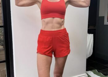 Davina McCall prikazuje svoje tonirane trbušnjake u crvenom sportskom grudnjaku i kratkim hlačama dok priznaje: ‘Svaki dan se osjećam sve jače’ nakon što je preživjela životne tumore mozga.