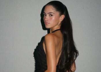 Djevojka Romea Beckhama, Kim Turnbull, donosi pojačanje mega dopamina u povoljnim narančastim Uggs čizmama.