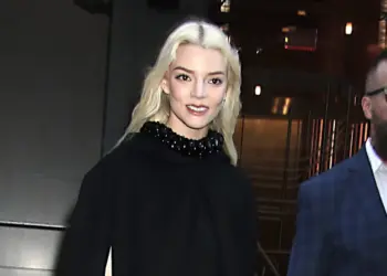 Nema hlača! Anya Taylor-Joy ponovno pokreće odvažan trend za 2025. godinu.