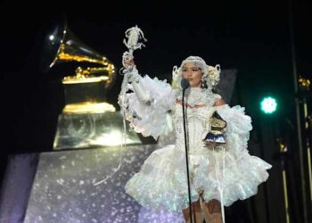 Vividne boje popa među prigušenim tonovima na Grammy crvenom tepihu