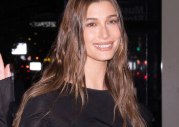 Hailey Bieber pripisuje ‘zdravim proteinima’, pilatesu i kuhanju kod kuće svoj povratak u formu nakon poroda, nakon što je na Instagramu pokazala tonirane trbušne mišiće.