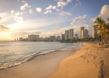 Naslov: “San Francisco, Los Angeles, Honolulu i Orlando uvode porez na turizam u sklopu Crub Ovorizma, uz inspiraciju iz Amsterdama, Venecije, Grčke, Španjolske, Njemačke i Hrvatske.”