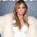 Jennifer Lopez pridružuje se Katie Holmes, kraljici Ranii od Jordana i drugim poznatim osobama koje nose najnovije boje za 2025. godinu