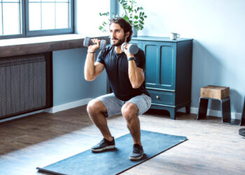 Preskočite teretanu – 30-minutna kućna vježba s bučicom za jačanje jezgre i donjeg dijela tijela.