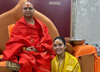 Esha Gupta se okupala u duhovnoj energiji Mahakumbha – pogledajte njen božanstveni izgled