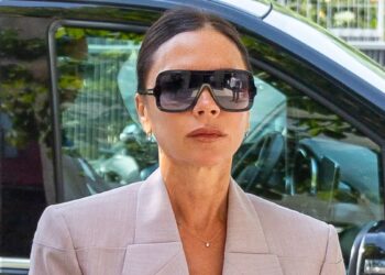 Y2K mini haljina i čizmice do koljena kombinacija za 2025.