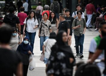 Mikro-bangt, čarape s japankama, maksimalistička odijela: Mlađi u Singapuru procjenjuju modne trendove