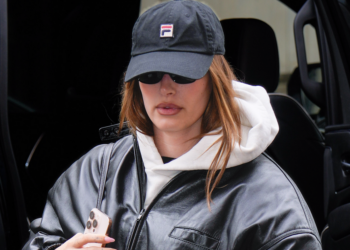 Hailey Bieber donosi svoj omiljeni zimski kaput u teretanu s modernim alo gamašama