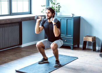 Izbjegnite teretanu – 30-minutna kućna vježba s bučicom koja jača jezgru i donji dio tijela