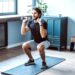 Izbjegnite teretanu – 30-minutna kućna vježba s bučicom koja jača jezgru i donji dio tijela