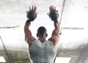 Izgradite mišiće i sagorite masnoću uz samo dvije kettlebelle i ovu 20-minutnu vježbu.