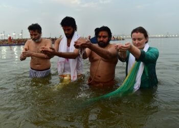 Pawan Kalyan sa svojom suprugom sudjeluje u Maha Kumbh.