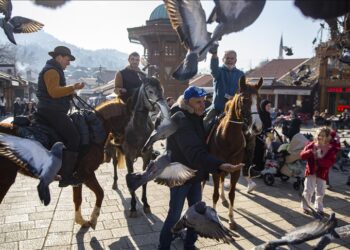 3 prijatelja putuju konjskim kolima iz Španjolske na hadž, stižu u Sarajevo.