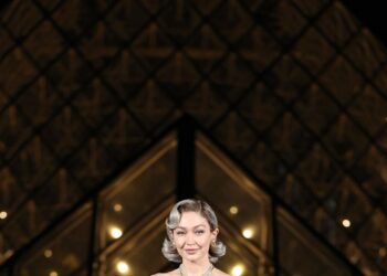 Ogrtač Gigi Hadid ustvari se sastoji od tri spojene haljine.