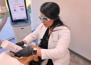 Svjetlo pozornosti za male tvrtke: Laser s AI tehnologijom za pomoć u dermatološkim tretmanima u uredu Fresno