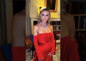 “Lara Trump omamljuje crvenom bojom na inauguralnoj kuglu | Oscar Garcia-Lopez dizajn”