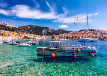 Hvar otok Hvar donio je radikalnu odluku o smanjenju svoje klupske reputacije