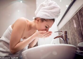 Dermatolog detaljno objašnjava idealnu rutinu njege kože nakon teretane za prevenciju bolnih prištića