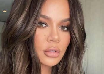 Khloé Kardashian s preokrenutim bobom i mašnom – novi trend!