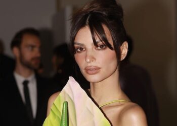 Emily Ratajkowski oduševljena riskantnom brazilskom bikiniju za ljeto