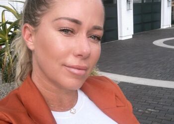 Veteranka Playboja Kendra Wilkinson poziva trolove koji tvrde da ‘izgleda staro’ usred putovanja mršavljenja.