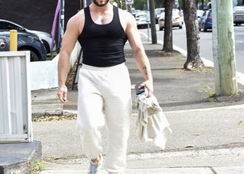 Oženjen na prvom vidiku: Paul Antoine prikazuje mišićnu tjelesnost u vrlo uskom singlu nakon teretanske vježbe