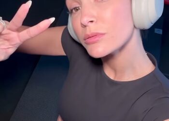 Frankie Bridge prikazuje svoju toniranu figuru u elegantnom crnom outfitu i odgovarajućim gamašama dok se znoji u teretani