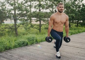 Zaboravite teretanu – ovaj 20-minutni trening s bučicama jača cijelo tijelo i poboljšava moć jezgre